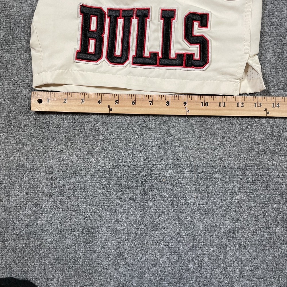 Chicago Bulls Shorts Mens Medium Eggshell Embroidered Pro Standard Heavyweight - Picture 5 of 14